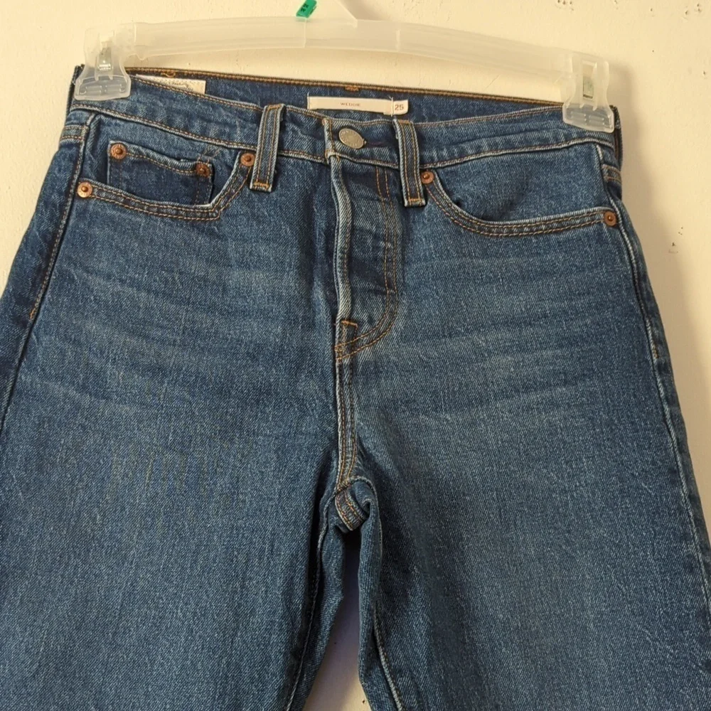 Levi's Women's Wedgie Fit Jeans - Picture 4 of 12